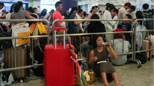 Bão Wipha gây cảnh báo cao nhất ở Hồng Kông, khiến tất cả các chuyến bay bị hủy