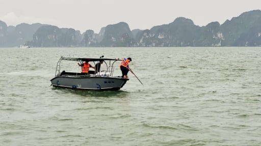 Vụ lật tàu trên vịnh Hạ Long: Tìm thấy thi thể một cháu bé