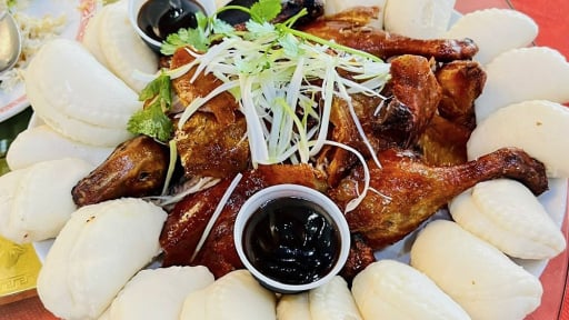 Cận cảnh bánh bao ngon ăn kèm thịt vịt của người Hoa gốc Triều Châu trên đất Cà Mau mới sau sáp nhập tỉnh Bạc Liêu
