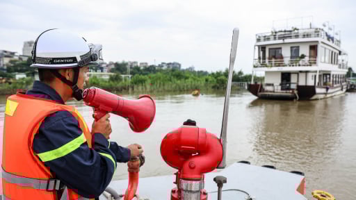 Người dân dọc tuyến sông Hồng gia cố nhà cửa, tàu thuyền trước khi cơn bão số 3 đổ bộ