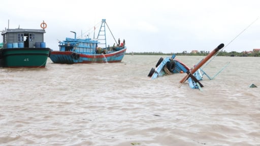 Chìm tàu cá khi neo đậu tránh trú bão Wipha, 4 ngư dân được cứu