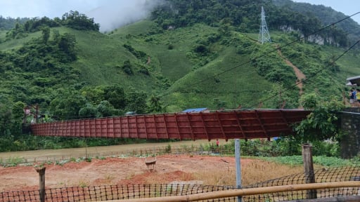 Lật cầu treo ở Điện Biên, ô tô và xe máy rơi xuống sông, 3 người thoát chết thần kỳ