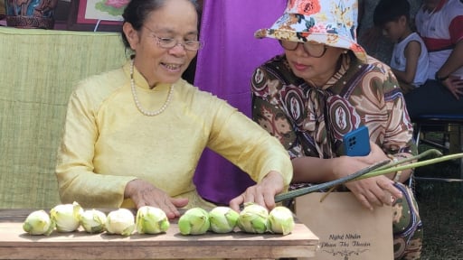 Nữ nghệ nhân Hà Nội huấn luyện cả vạn 'thợ dệt tơ tằm tí hon', đạt 5 sao OCOP cấp quốc gia