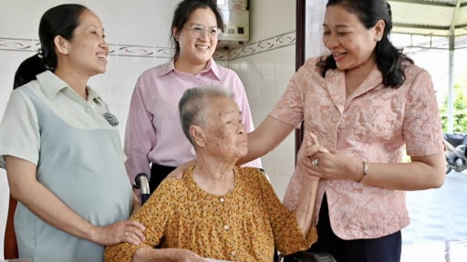 Chủ tịch Hội Nông dân tỉnh Tây Ninh đến xã Mỹ Yên, lắng nghe chuyện một đời hy sinh của Mẹ Việt Nam anh hùng