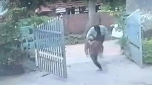 'Hé lộ' bất ngờ trước tin đồn bắt cóc trẻ em ở Gia Lai: Người 'lạ' mặt chạy vào nhà bế cháu bé đi chính là mẹ ruột