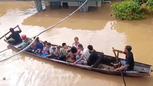 Nước lũ thượng nguồn đổ về kỷ lục, thủy điện xả hết công suất, nhiều nơi ở Nghệ An ngập rất sâu