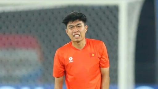 Trung vệ Phạm Lý Đức 1m82 báo tin dữ cho HLV Kim Sang-sik