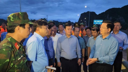 Phó Thủ tướng Mai Văn Chính kiểm tra, chỉ đạo công tác khắc phục hậu quả do mưa lũ tại Nghệ An ngay trong đêm