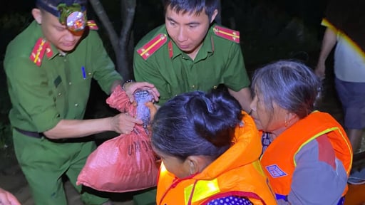 Nghệ An: Nước lũ lại lên cao ở Anh Sơn và Nhân Hòa, lực lượng chức năng thức trắng đêm cùng người dân