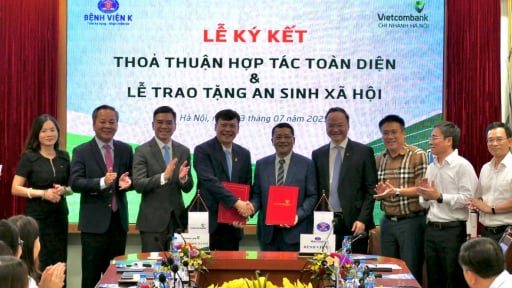 Vietcombank và Bệnh viện K ký kết hợp tác toàn diện, trao tặng 100 máy tính bảng trị giá 1 tỷ đồng phục vụ chuyển đổi số