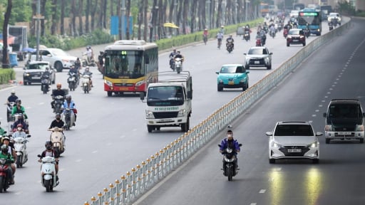 Xe ô tô chở hàng được chở người trong trường hợp nào theo quy định hiện hành?