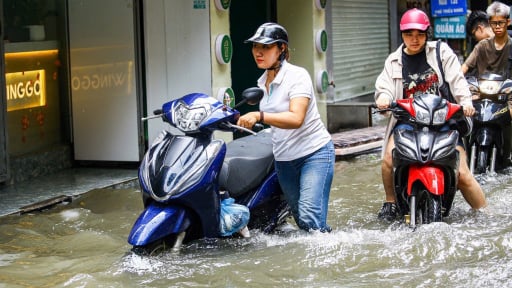 Đường huyết mạch Hà Nội biến thành 'sông', tài xế ô tô, xe máy lo lắng nhích từng mét