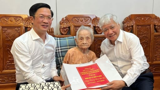 Chủ tịch Ủy ban Trung ương MTTQ Việt Nam Đỗ Văn Chiến thăm tặng quà gia đình chính sách tại Hải Phòng