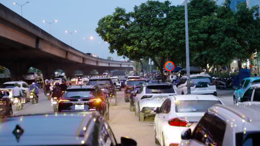 Ô tô dừng đỗ thành hàng 2, hàng 3 chiếm nguyên làn đường huyết mạch Nguyễn Xiển