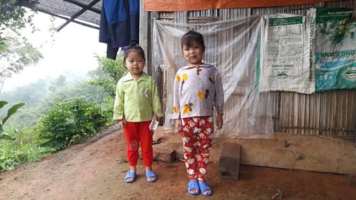 Hai con gái mắc bệnh tan máu bẩm sinh, ông bố nghèo kiệt quệ cầu cứu