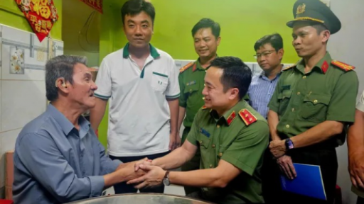 Trung tướng Mai Hoàng thăm, tặng quà các gia đình chính sách tiêu biểu