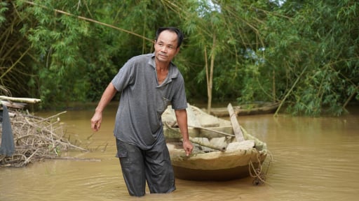 Lo lũ như ở Nghệ An, người dân ven sông La, Hà Tĩnh di dời tài sản khi nước dâng nhanh