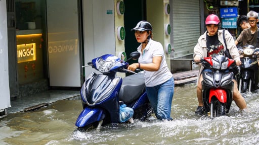 Đường huyết mạch Hà Nội biến thành 'sông', tài xế ô tô, xe máy lo lắng nhích từng mét