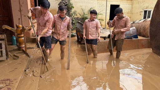 Cán bộ Phòng giao dịch Ngân hàng CSXH Kỳ Sơn, tỉnh Nghệ An lan tỏa nghĩa tình, đồng hành cùng dân sau mưa lũ