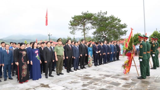 Bí thư Tỉnh ủy Lạng Sơn dẫn đầu đoàn viếng nghĩa trang liệt sĩ nhân ngày 27/7