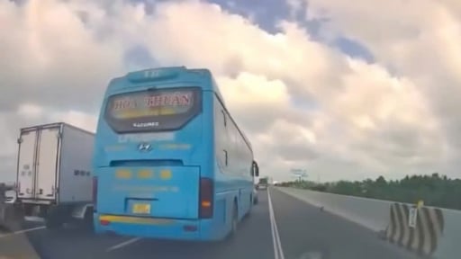 Ô tô khách chạy trên cao tốc Trung Lương-TP.HCM khoảng cách không an toàn bị phạt