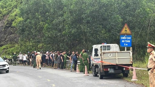 Ngã xe máy gần miệng cống, nam thanh niên bàng hoàng khi phát hiện một thi thể bên cạnh