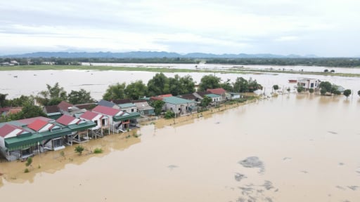 Nước lũ sông Cả đổ về, vùng ven sông La ở Hà Tĩnh bị chia cắt, cá nuôi, hoa màu chìm nghỉm