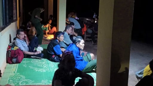 Nước lũ chưa rút hết, dân xã Mỹ Lý ở phía Tây tỉnh Nghệ An lại phải sơ tán trong đêm do núi nứt kéo dài