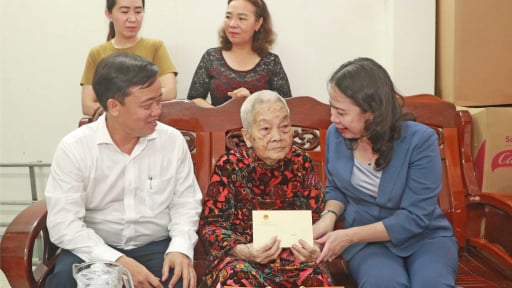 Phó Chủ tịch nước Võ Thị Ánh Xuân thăm, tặng quà người có công ở Cà Mau nhân kỷ niệm 78 năm ngày thương binh, liệt sĩ 