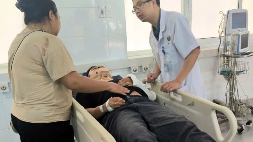 Lật xe khách làm 10 người chết ở Hà Tĩnh: Nạn nhân bị thương nặng nhất là người Lào được chuyển BV Trung ương Huế