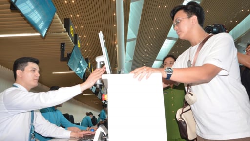 Công an TP.HCM triển khai xác thực sinh trắc học qua VNeID, phục vụ hành khách ở sân bay chỉ trong tích tắc