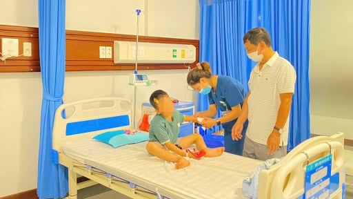 Sức khoẻ hai anh em ruột bị thương nặng, một bé bị chấn thương sọ não trong vụ tai nạn liên hoàn ở Hà Nội giờ ra sao?