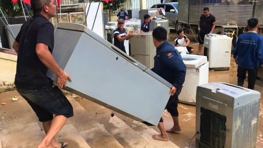Hành động thiết thực ấm áp nhất sau lũ dữ ở Nghệ An: Những người thợ lội bùn sửa từng chiếc quạt, nồi cơm cho dân