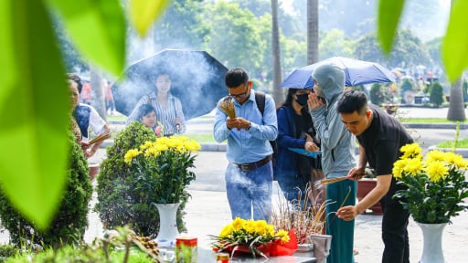 Xúc động hình ảnh người dân thành kính dâng hương tưởng nhớ, tri ân các anh hùng liệt sĩ