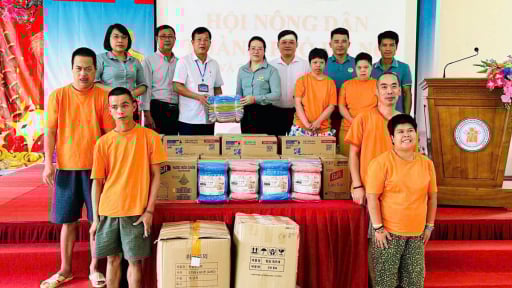 Hội Nông dân TP Hà Nội thăm, tặng quà nạn nhân chất độc da cam