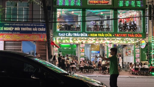Đà Nẵng: Nhân viên quán ăn tràn ra đường chèo kéo du khách gây phản cảm