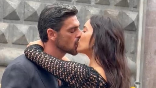 Tình cũ của Ronaldo hôn bạn diễn trên phố