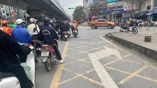 Mức phạt đè vạch mắt võng năm 2025, CSGT được phạt trường hợp nào, thấy vạch này người dân đi ra sao?