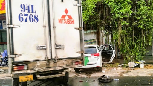 Xe tải tông xe máy bị nạn nằm trên đường, rồi va chạm với ô tô chạy ngược chiều, 1 người chết,  4 người bị thương