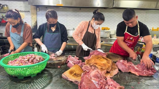 Tình người sau cơn lũ dữ: Chủ nhà hàng nấu hơn 1.200 suất cơm phát miễn phí cho dân mỗi ngày