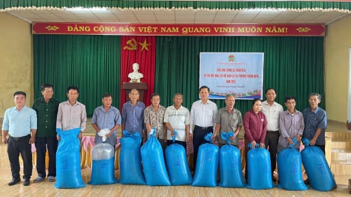 Hội Nông dân thành phố Huế hỗ trợ hàng trăm kg cá giống cho hội viên 