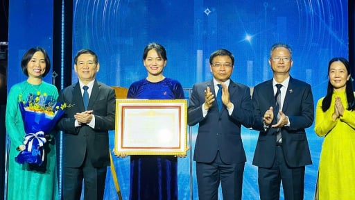 Sở Giao dịch Chứng khoán TP.HCM nhận bằng khen của Thủ tướng, đánh dấu 25 năm phát triển không ngừng