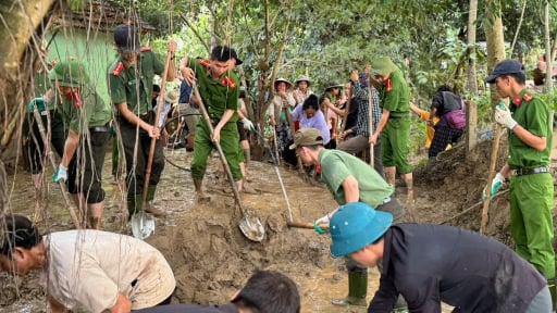 Nghệ An: Giữa cảnh tan hoang, đổ nát, màu áo xanh của bộ đội, công an thắp lên hy vọng ở rốn lũ Mỹ Lý