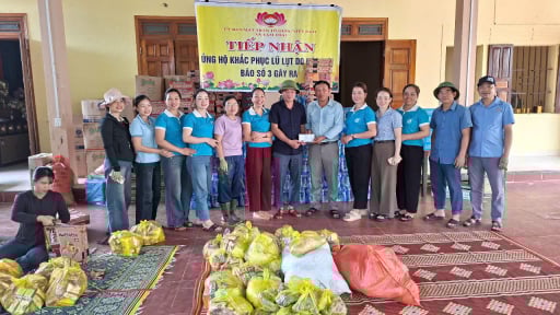 Hội Nông dân Nghệ An nấu bánh chưng, góp gạo, mang thực phẩm giúp dân vùng lũ lúc khó khăn nhất