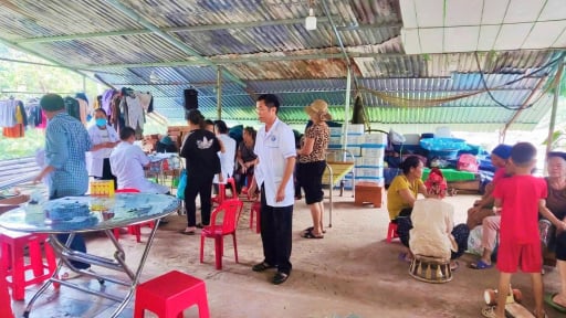 Nghệ An: Mượn nhà dân làm trạm y tế dã chiến nơi tâm lũ, tăng cường bác sĩ khám bệnh cho người dân 