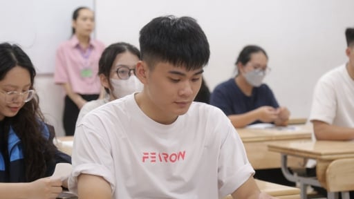 Thí sinh bất ngờ vì lệ phí xét tuyển đại học 2025 cũng “sale sập sàn”: Mức cuối là bao nhiêu?