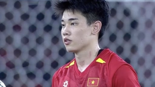 Nguyễn Đình Bắc bị cầu thủ U23 Indonesia cào xước cổ, rời sân trên cáng