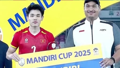 Nguyễn Đình Bắc nhận danh hiệu Cầu thủ xuất sắc nhất giải U23 Đông Nam Á 2025