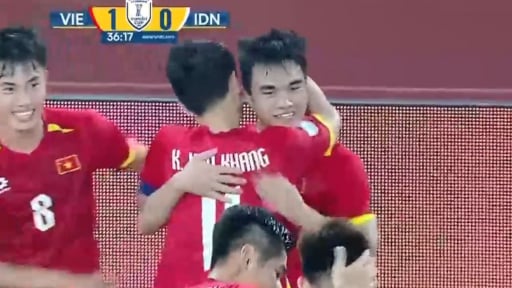 Clip: Công Phương vô-lê cực mạnh, mở tỷ số cho U23 Việt Nam