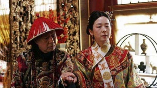 Từ Hi Thái hậu mỗi lần tắm đều đem theo thái giám, trong phòng thường phát ra tiếng kêu đau đớn: Vì sao?